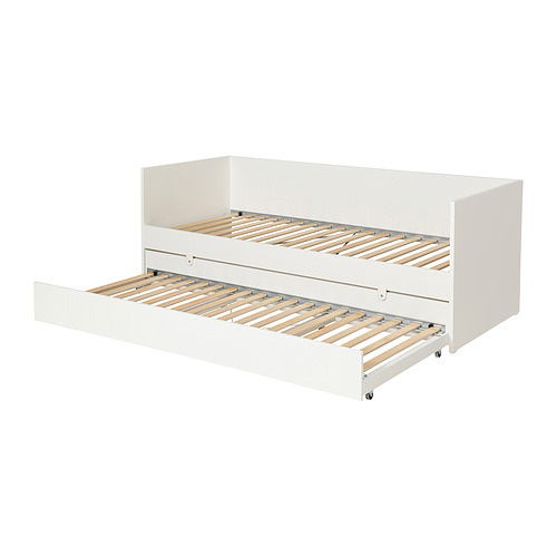 Un diván VIHALS blanco de ikea con nido. Tiene un diseño limpio y moderno con listones y ruedas giratorias visibles.