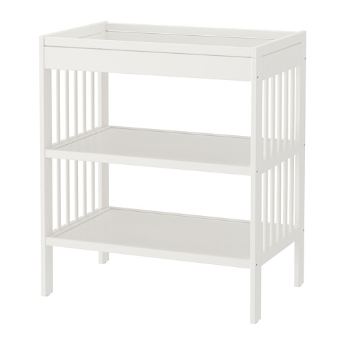 Un cambiador blanco de ikea GULLIVER con dos estantes, de tablero de fibra y madera maciza, diseñado para el cambio de bebés.