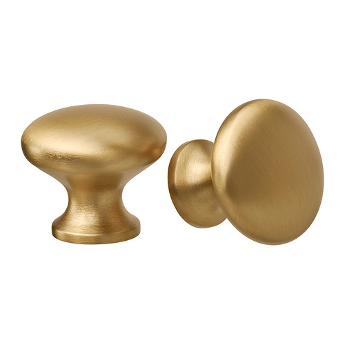 Dos pomos de armario ENERYDA de color latón con un diseño tradicional, uno redondo con base, ideal para interiores clásicos.