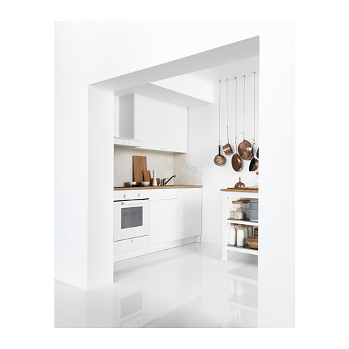 Pequeña cocina moderna blanca con horno integrado, ollas colgantes y accesorios de encimera de madera.