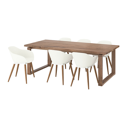 Un juego de comedor MÖRBYLÅNGA con una mesa rectangular de madera y cuatro sillas blancas.