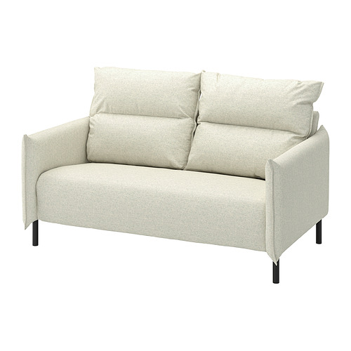 Un sofá MANNARP beige claro con un diseño moderno y minimalista y respaldo alto para mayor comodidad. Tiene cojines mullidos y patas metálicas negras y elegantes.