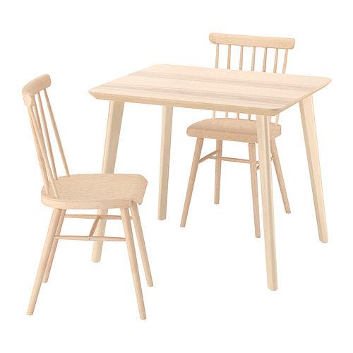 Mesa y sillas de madera ligera LISABO. Mesa cuadrada con cuatro patas cónicas. Las sillas tienen respaldos y asientos curvados. Acabado natural.