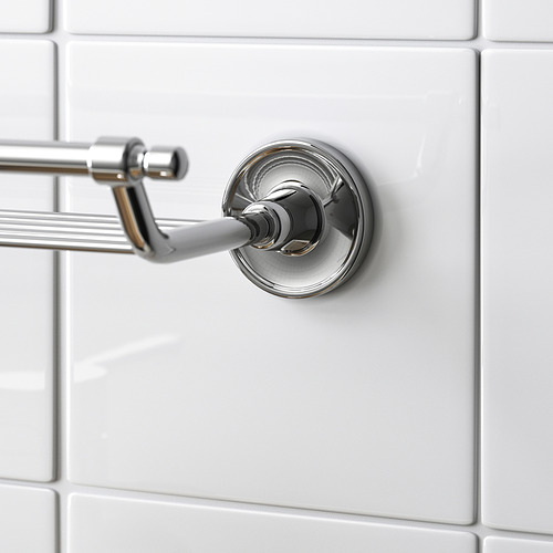Elegante estante de pared con acabado cromado con tornillos ocultos, la construcción de acero inoxidable garantiza la durabilidad.