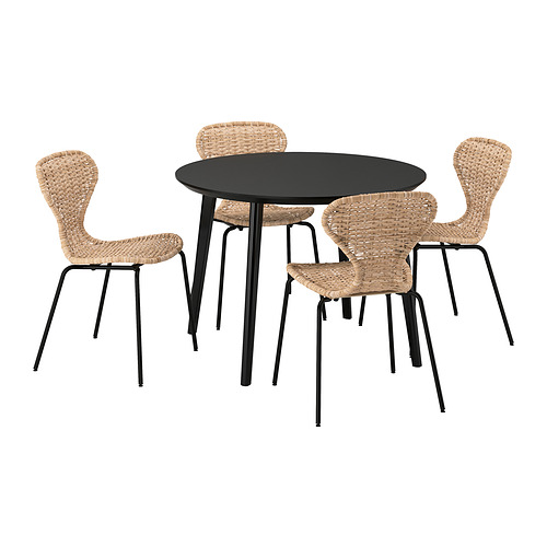 Moderno juego de comedor negro con cuatro sillas tejidas, perfecto para comidas acogedoras.