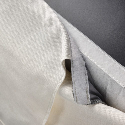 Detalle de la funda de la silla BERGMUND: desenfundable, lavable a máquina, 100% algodón. Muestra las fundas, la costura y la textura de la tela.