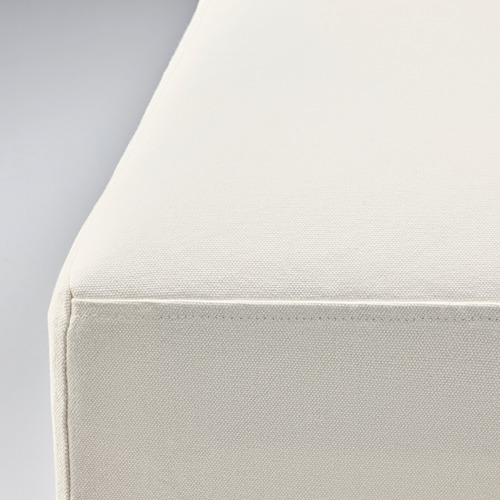 Primer plano de una silla blanca acolchada, de líneas limpias y tejido cómodo.