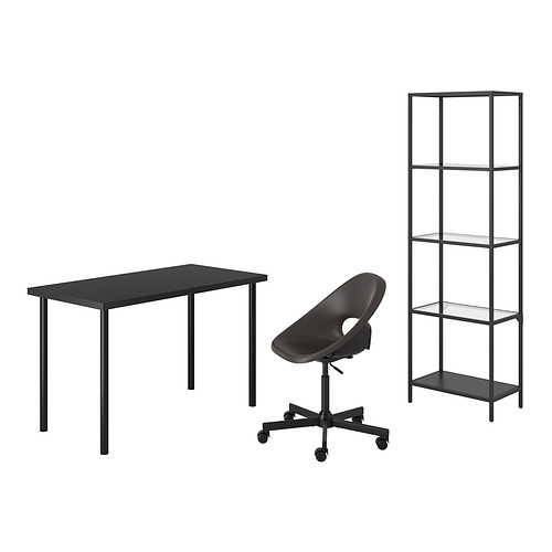 Un moderno juego de oficina en casa negro que incluye un escritorio, una silla giratoria y un estante alto de vidrio.