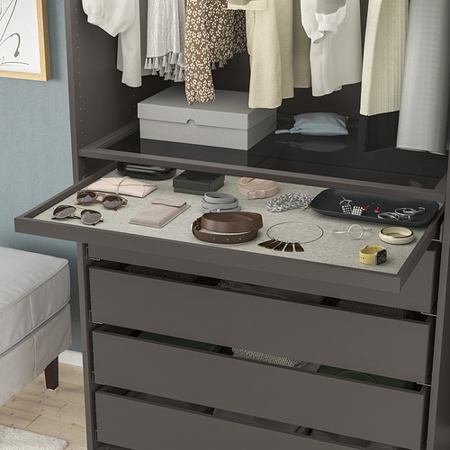 Armario moderno con cajón abierto que muestra joyas y accesorios en gris mate.