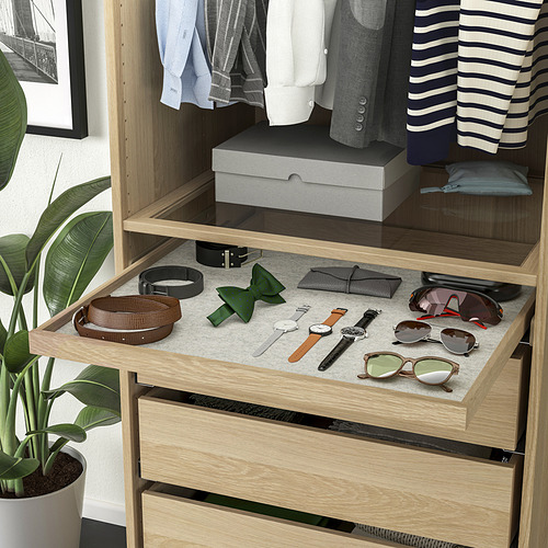 Cajón de armario con accesorios y planta