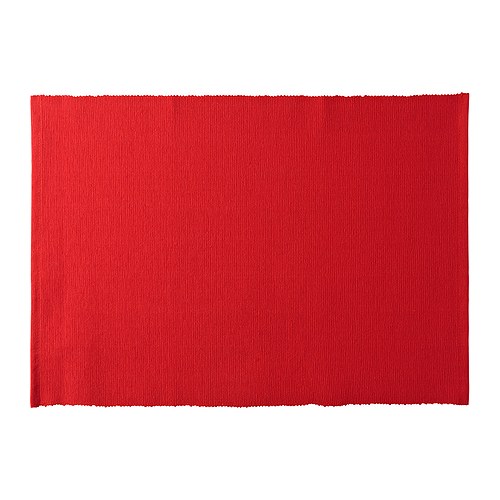 Mantel individual rectangular rojo, textura estriada, fabricado en poliéster reciclado y algodón.