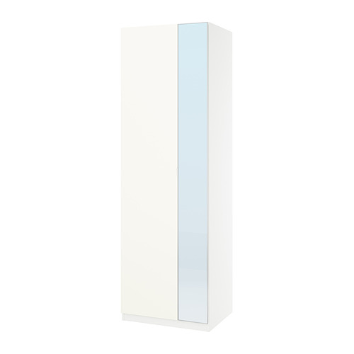 Un armario PAX blanco de IKEA con una puerta con espejo, alto y estrecho para un almacenamiento eficiente.