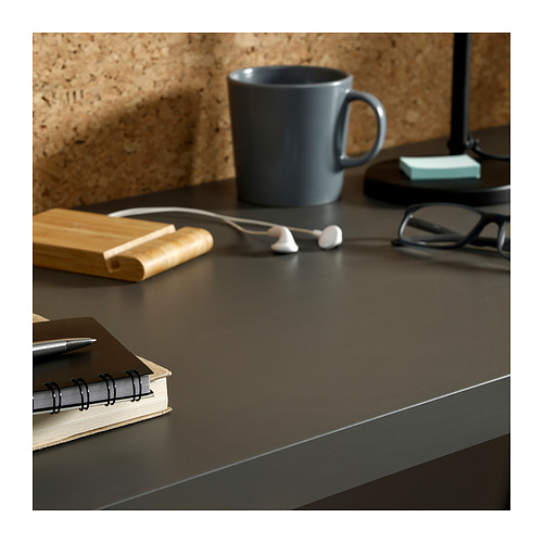 Un tablero de mesa LINNMON negro con artículos en él.