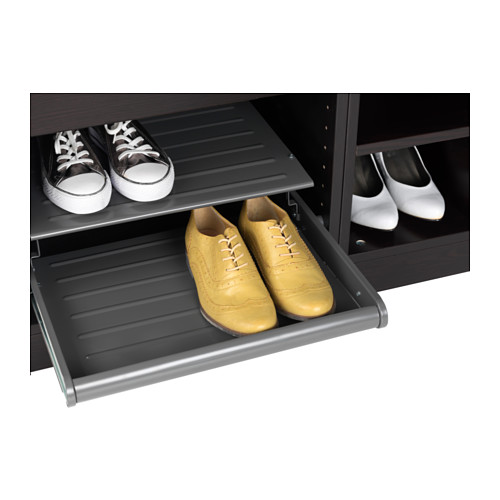 Estante para zapatos con bandejas extraíbles que contienen calzado de moda, lo que demuestra un fácil acceso y un almacenamiento eficiente.