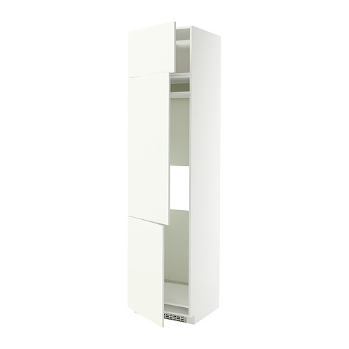 Un mueble de cocina METOD blanco de ikea. Se trata de un mueble alto y rectangular con estantes ajustables y puertas reversibles.