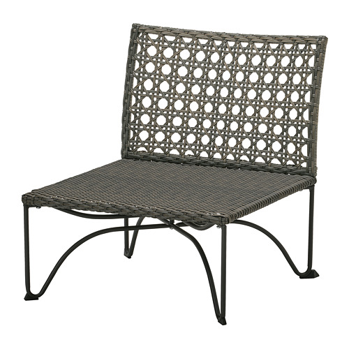 Silla de mimbre negro con patas curvas y diseño de respaldo intrincado.