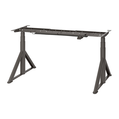 Un somier de escritorio ajustable IDÅSEN negro en forma triangular con altura extensible.