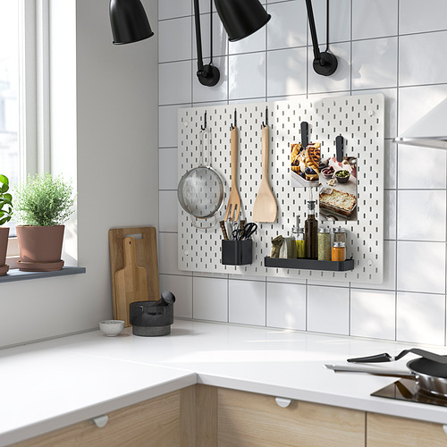 Tablero perforado SKÅDIS, blanco, para la cocina; sostiene utensilios, planta, organiza el espacio; Luminoso, muy funcional.