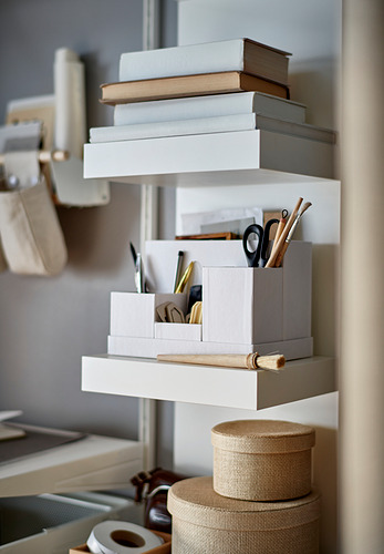 La estantería de pared LACK en color blanco ofrece un almacenamiento eficiente, se adapta a espacios pequeños con un diseño limpio y minimalista.