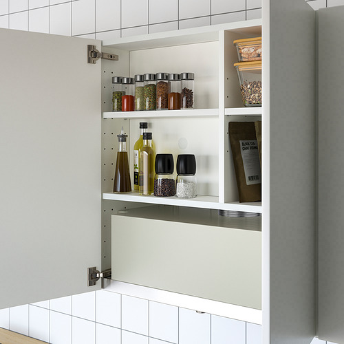 Armario de cocina abierto que muestra artículos almacenables como especias, aceites y granos, lo que ilustra su espacio de almacenamiento funcional.