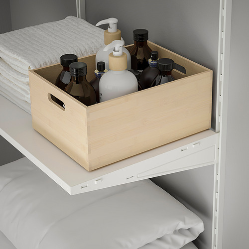 Una caja de madera ligera en el estante contiene botellas, organizadas.