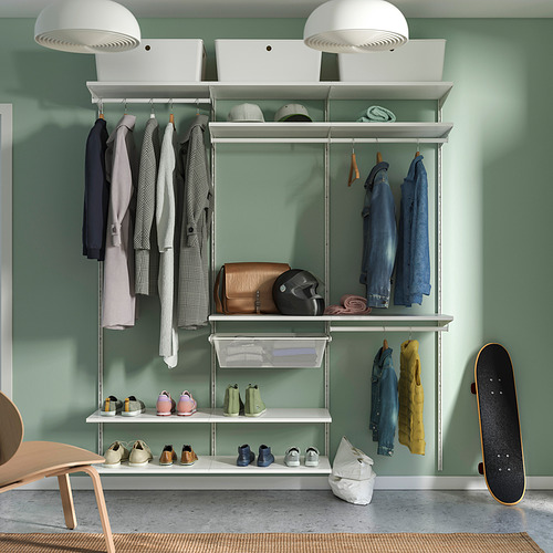 Moderno sistema de almacenamiento con armario, estanterías y zapatero, organizado con ropa y accesorios.