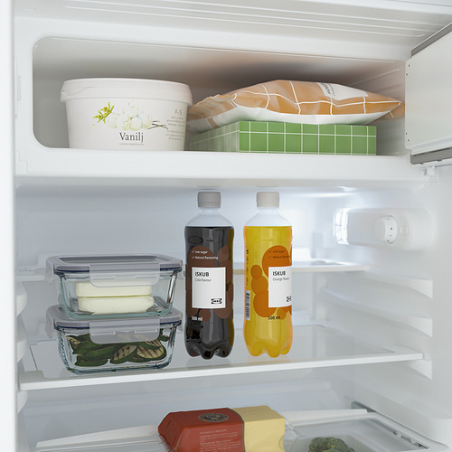 Abra el refrigerador con productos lácteos, bebidas y verduras.