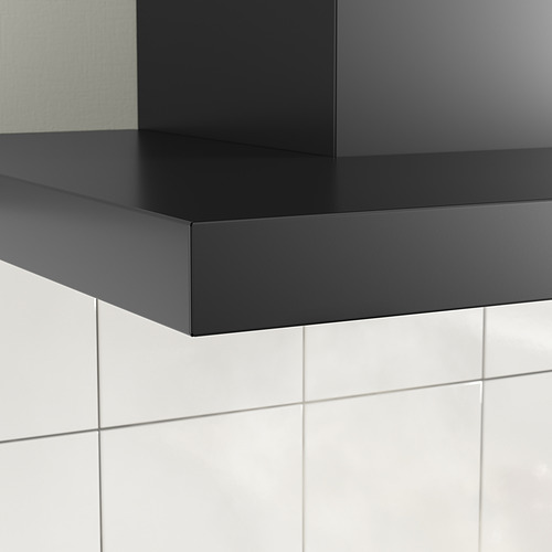 Campana de cocina moderna negra con líneas elegantes e iluminación led montada en una pared de azulejos.