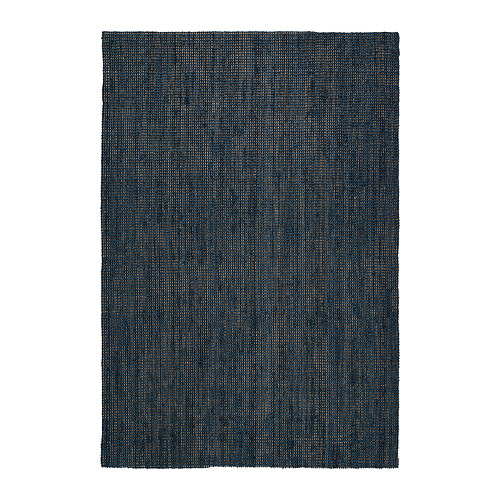 Una alfombra LANDBANA azul oscuro, rectangular, con material de yute natural.