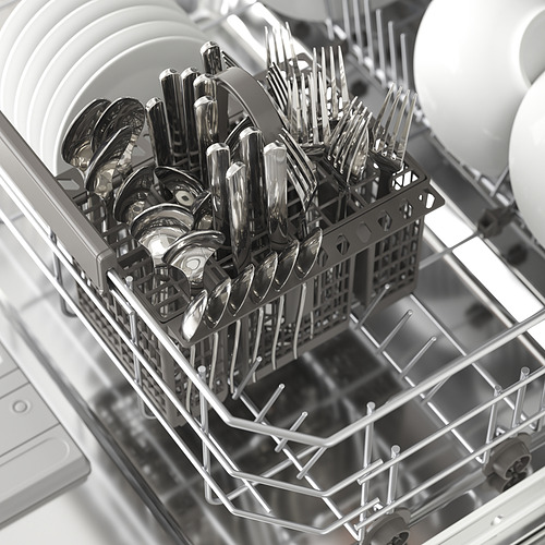 Lavavajillas con cestas de cubiertos, tenedores, cucharas y cuchillos.