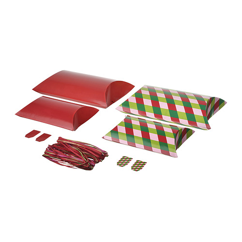 Cuatro coloridas bolsas de regalo con cuerdas, dos rojas lisas y dos a cuadros, hechas de papel para facilitar el envoltorio de bricolaje.