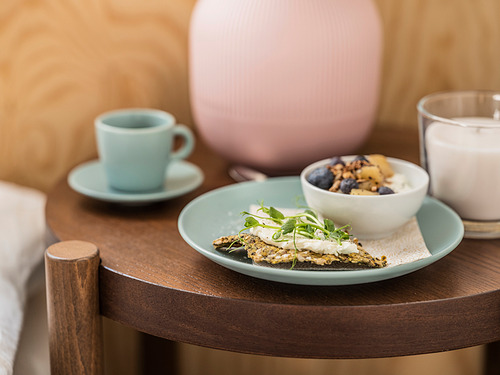 Desayuno en el plato verde FÄRGKLAR, incluido tazón de yogur, taza, vaso.