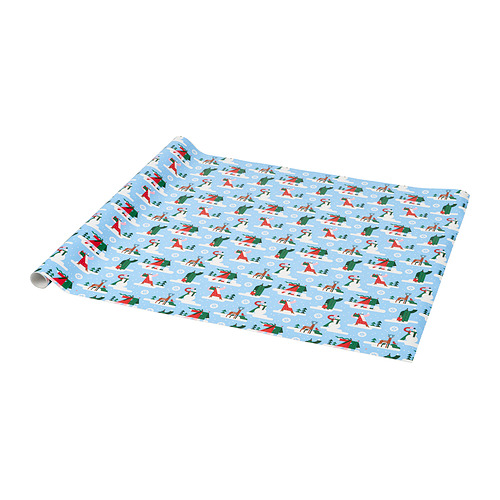 Papel de regalo azul claro con gráficos navideños repetidos. Papá Noel, renos y árboles sobre fondo azul claro.