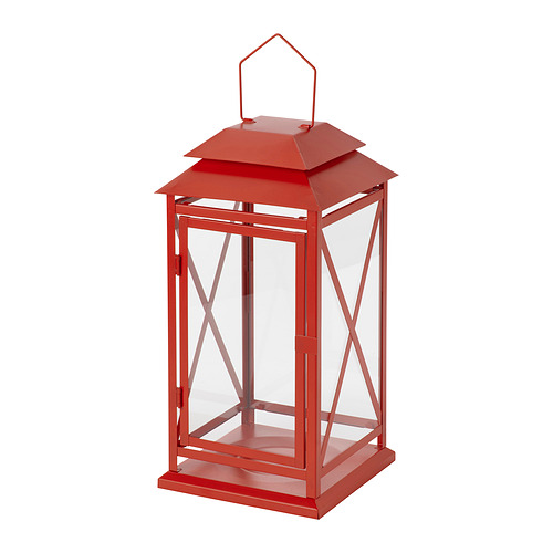 Un farol rojo de VINTERFINT, con forma de casa con una estructura metálica y paneles de vidrio.