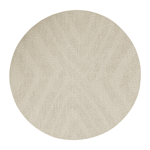 Una alfombra circular FULLMAKT de color beige hecha de poliéster reciclado, apta para interiores o exteriores.