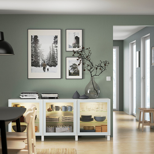 Comedor moderno con aparador BESTÅ, estampados de la naturaleza, paredes de salvia.