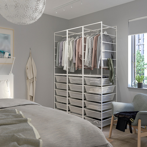 Dormitorio moderno con sistema de almacenamiento JONAXEL, estanterías, cama, silla, gran armario.