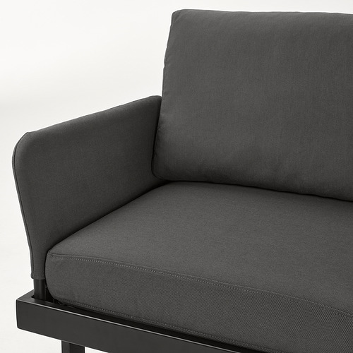 Moderno sofá de exterior gris con líneas limpias y construcción robusta.