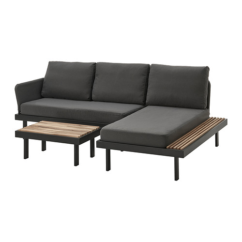 Moderno juego de sofás seccionales de exterior negros con un diseño elegante y angular, que incluye un sofá, una otomana y una mesa de centro con listones de madera.