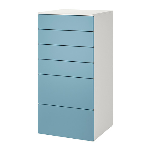 Un cofre SMÅSTAD alto y blanco con seis cajones azules. Tiene un diseño moderno y minimalista, ideal para guardar ropa de bebé o de niños.