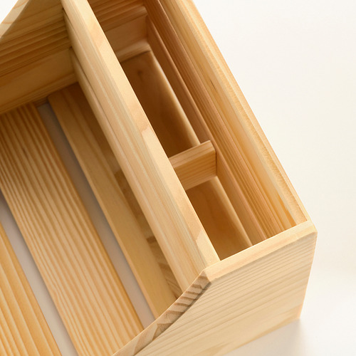 Caja de madera con múltiples compartimentos, hecha de pino macizo, que muestra artesanía de alta calidad.