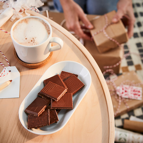 Café, chocolate, regalos, decoración festiva: preparación para las fiestas.