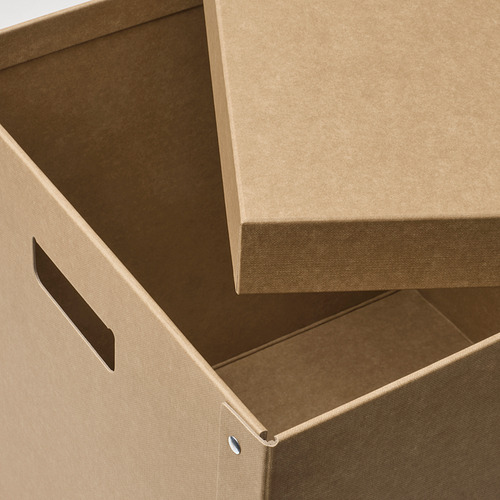 Caja de cartón abierta con asas, mostrando material resistente y reciclado.