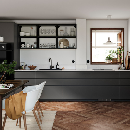 Cocina moderna con gabinetes gris oscuro, encimeras blancas y sillas blancas.