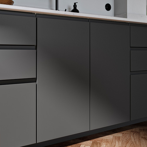 Muebles de cocina modernos con frentes VOXTORP gris oscuro mate, superficies lisas y tiradores integrados, de líneas limpias y diseño minimalista.