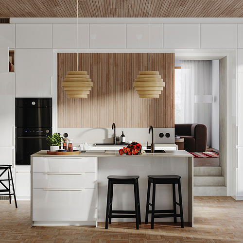 Cocina moderna con gabinetes blancos de alto brillo, detalles en madera, taburetes negros y luces colgantes únicas.