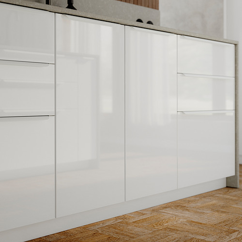 Modernos gabinetes de cocina blancos con acabado de alto brillo, líneas rectas y manijas elegantes.