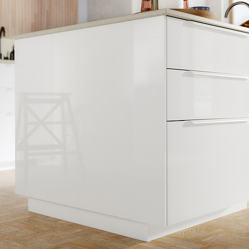 Un mueble FÖRBÄTTRA moderno y blanco brillante con superficies elegantes y diseño minimalista.