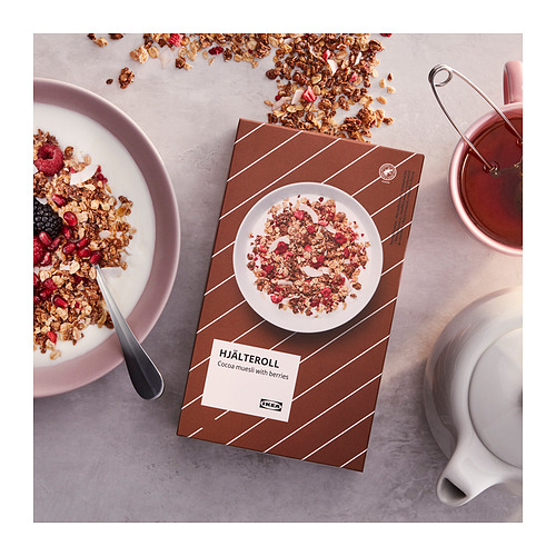 Caja de muesli de bayas HJÄLTEROLL de ikea, bol de muesli, granola con yogur, tetera, tazas.