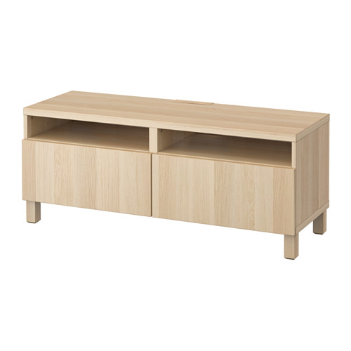 Mueble de tv BESTÅ de madera clara. Dos cajones, lados abiertos, acabado en roble miel. Cajones de cierre suave, salidas de cables.